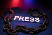 Nieder mit der Diktatur Tunesier demonstrieren gegen das harte Durchgreifen der Regierung gegen die Medien