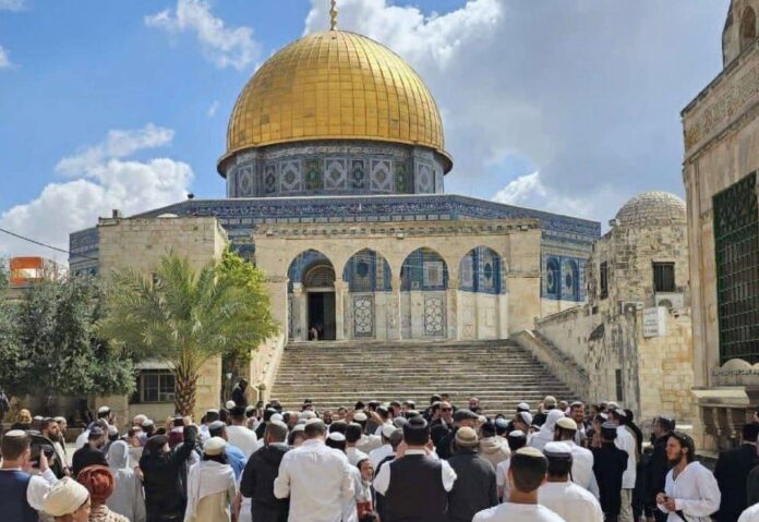 Israel erlaubt der bisher größten Gruppe von Juden, in der Al-Aqsa-Moschee zu beten