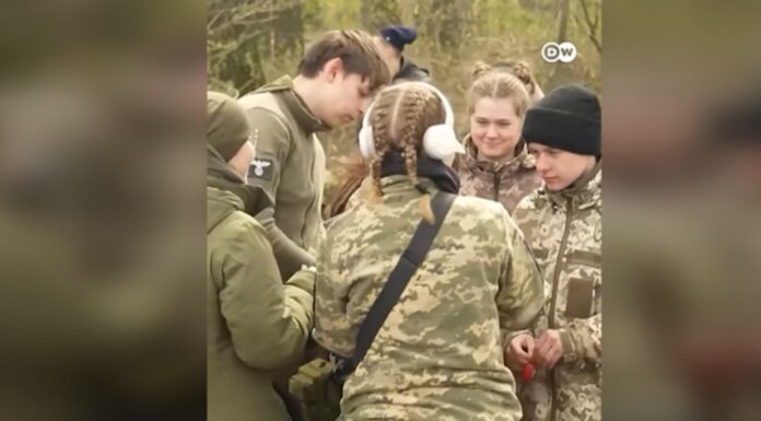 Nazi-Insignien in ukrainischem Ausbildungslager für Kinder